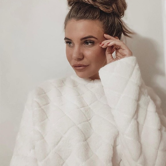 Zara Tops - 𝗡𝗪𝗧 𝗭𝗮𝗿𝗮 • Faux Fur Sweatshirt